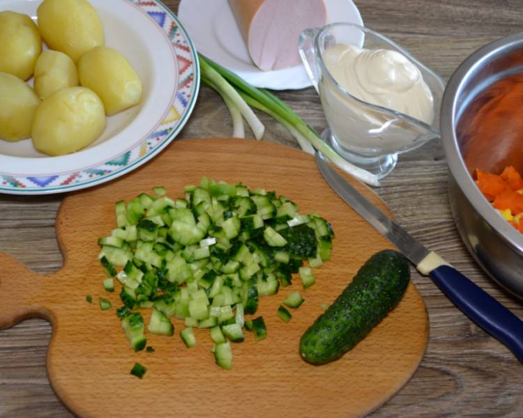 салат оливье с колбасой классический
