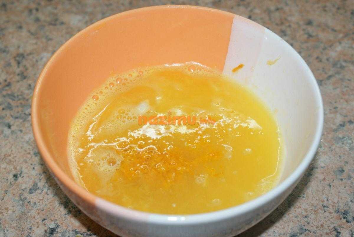 свежевыжатый апельсиновый сок в глубокой тарелке на столе