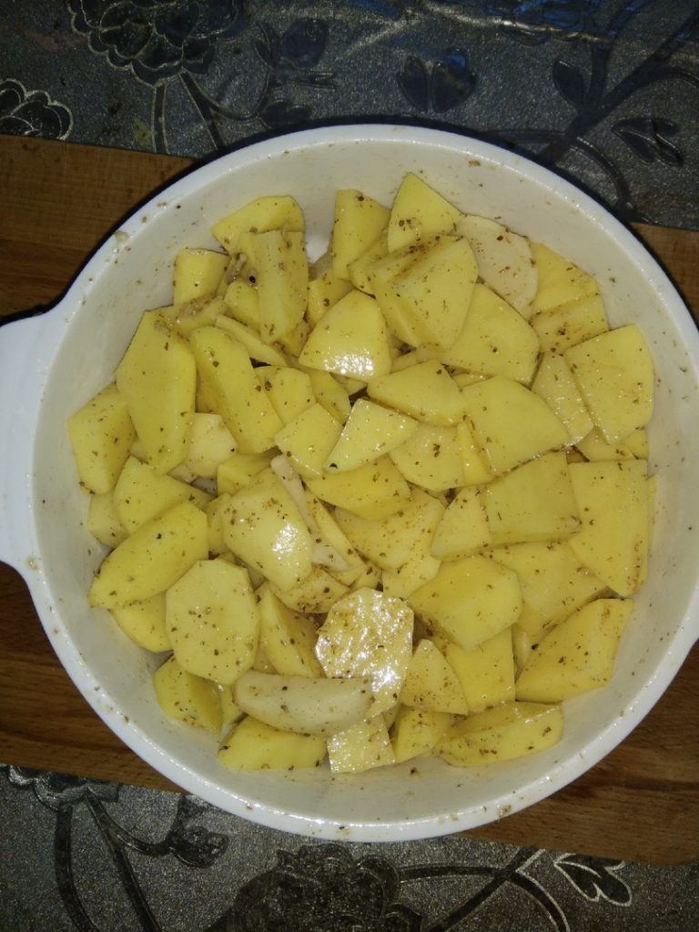 картошку смешиваем с маслом и специями
