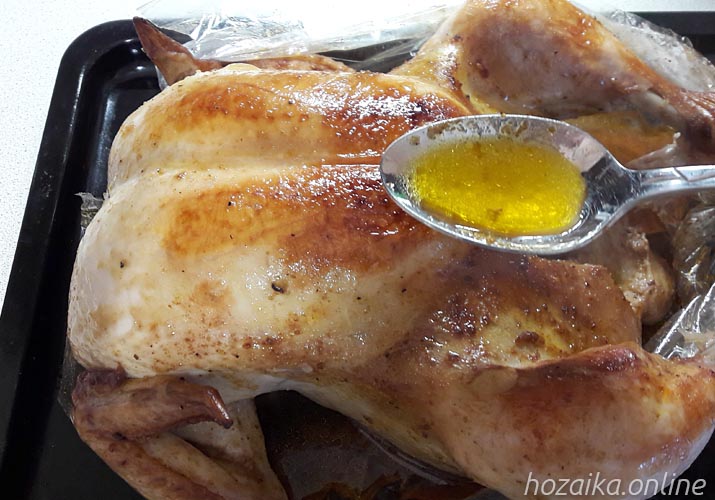 курица в рукаве для запекания поливаем жиром