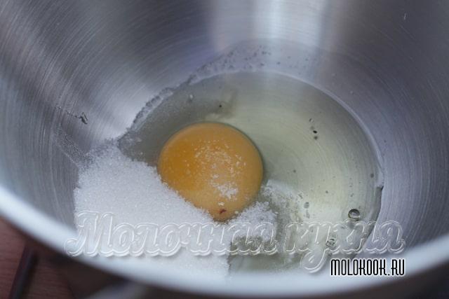 Сахар с яйцом с глубокой посуде
