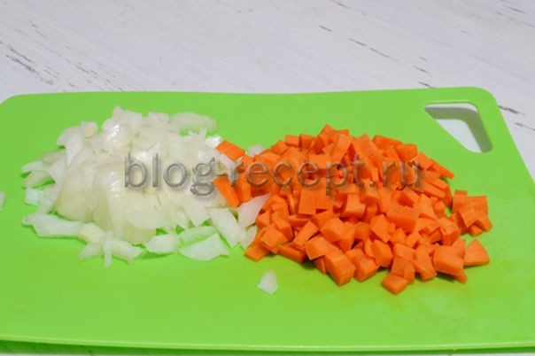 шинкуем морковь и лук