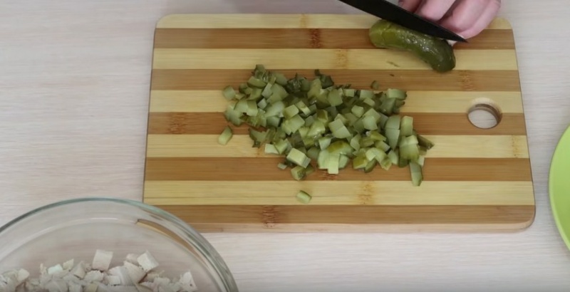 Салат оливье с курицей — простые классические рецепты