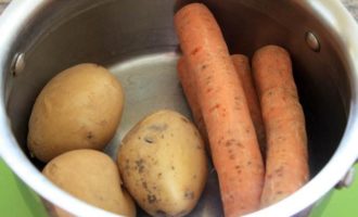 Морковь и картофель моются и варятся