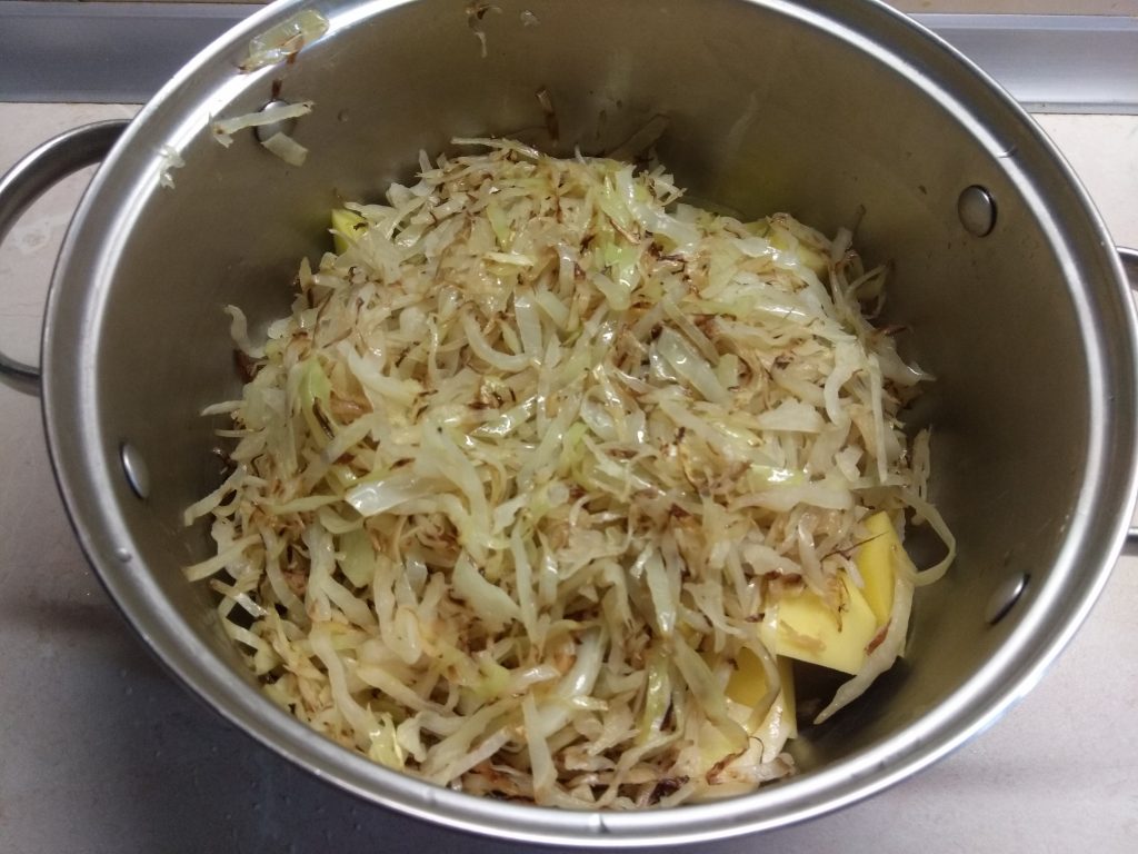 Фото рецепта - Овощное рагу из капусты и картофеля - шаг 3