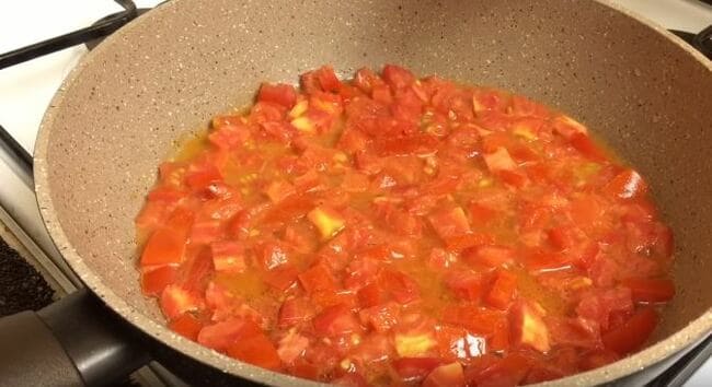 на сковородку выкладываем помидоры