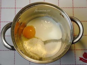 перемешать сметану, сахар, яичный желток, 2 столовых ложки муки, воду и молоко