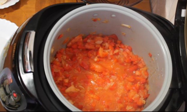 Добавить помидоры и томить в режиме «Жарка» еще 15 минут