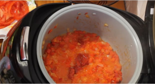 За 4 минуты до окончания жарки добавить томатную пасту, соль, молотый перец и сахарный песок.