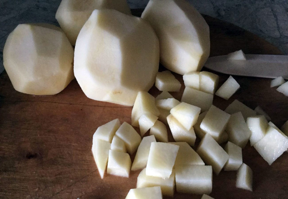 Нарезаем кубиками картофель.