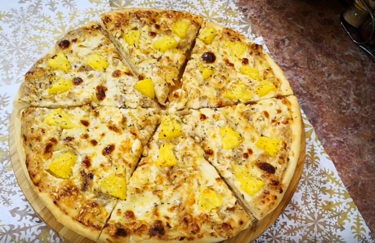 гавайская пицца с ананасом и курицей