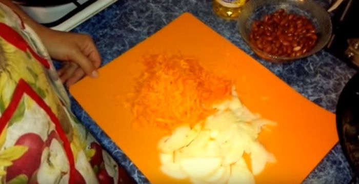 Приготовленные морковь и лук