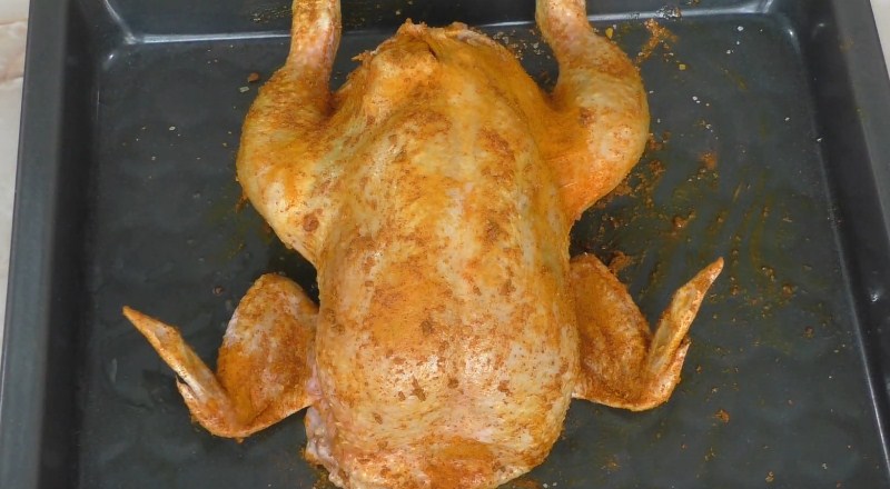 Как запечь курицу в духовке, чтобы она получилась сочной и с корочкой