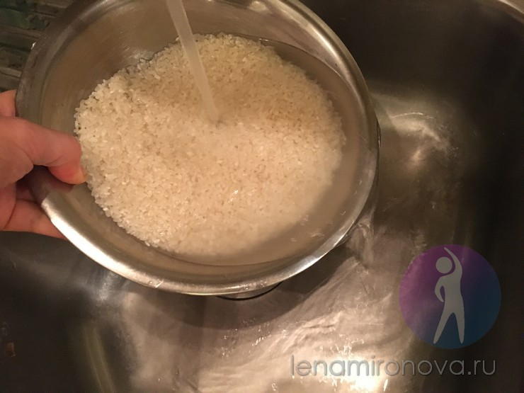 рис в миске под струей воды