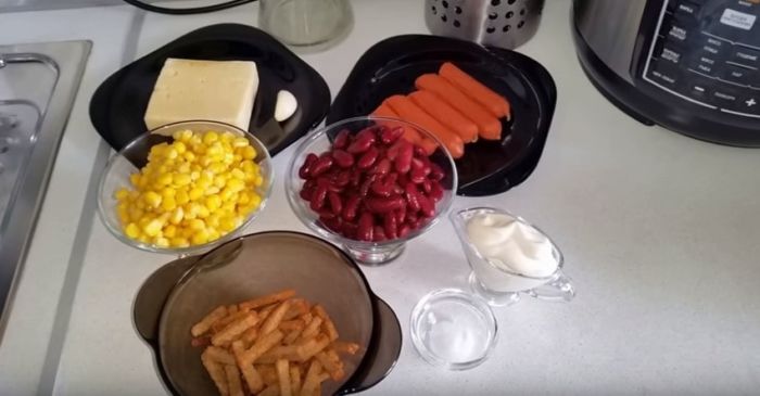 Ингредиенты для салата из консервированной фасоли и копченой колбасой или ветчиной
