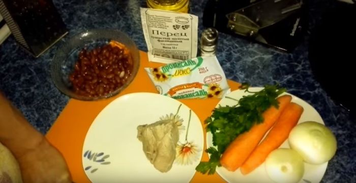 Ингредиенты салата с консервированной фасолью, жареной морковью и луком