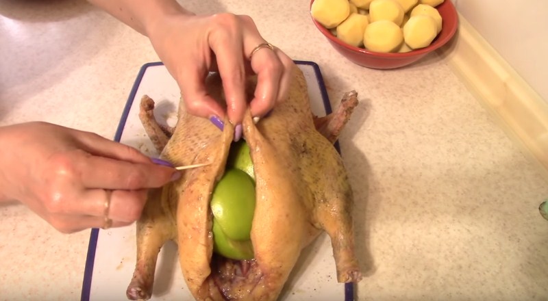 Простые и вкусные рецепты утки с яблоками запеченной в духовке