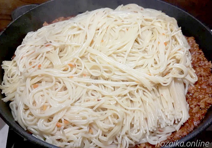 смешиваем спагетти и соус болоньезе