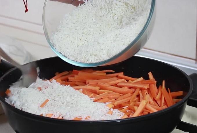 Отправляем в сковороду рис и морковь