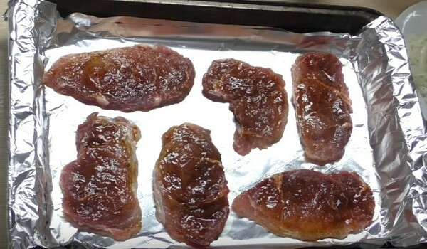 Отбивные из свинины в духовке —  простые рецепты мягких и сочных свиных отбивных