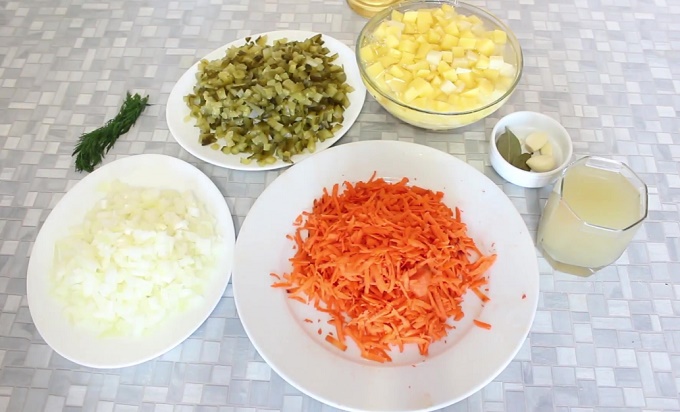 Режем лук, морковь, огурцы