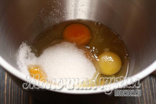 Яйца с сахаром в чаше