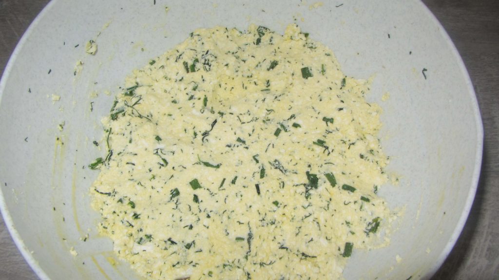 Фото рецепта - Лепешки с сыром и зеленью на сковороде - шаг 3