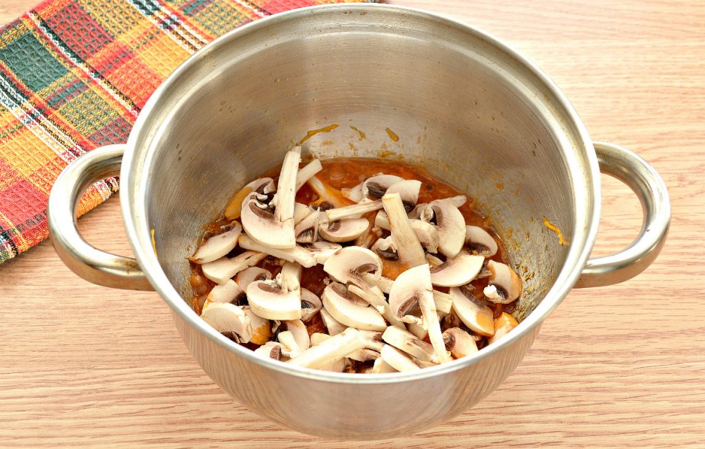Фото рецепта - Домашние щи со свининой и грибами - шаг 7