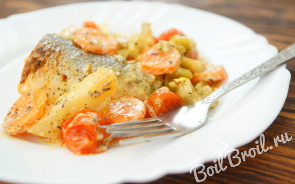 Рыба в духовке с картошкой и овощами