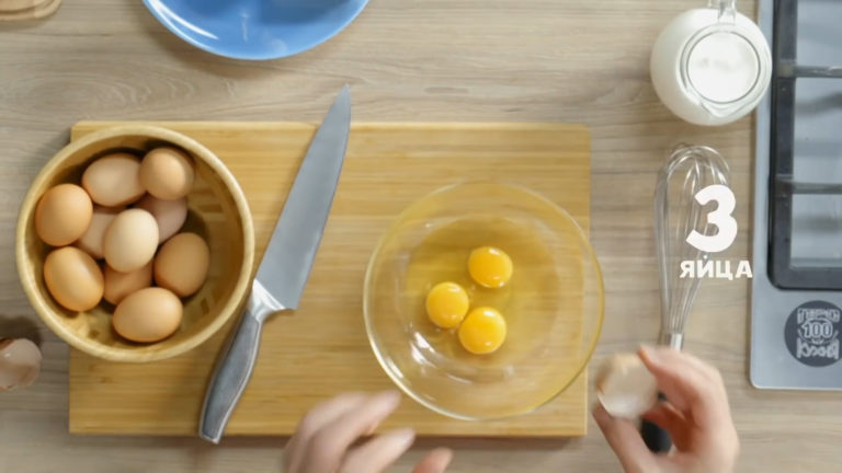 Возьмём глубокую миску и разобьём туда три сырых куриных яйца.