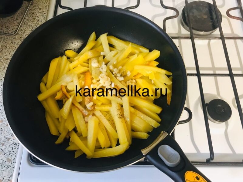 Жареная картошка на сковороде с чесноком (рецепт картофеля с хрустящей корочкой) этап 8