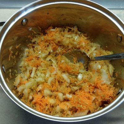 Фото рецепта - Булгур с луком и морковью - шаг 3