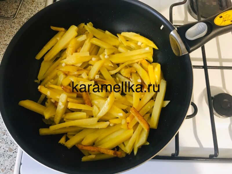 Жареная картошка на сковороде с чесноком (рецепт картофеля с хрустящей корочкой) этап 9
