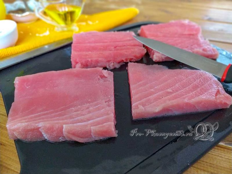 Стейк из тунца на сковороде гриль - нарезаем квадраты