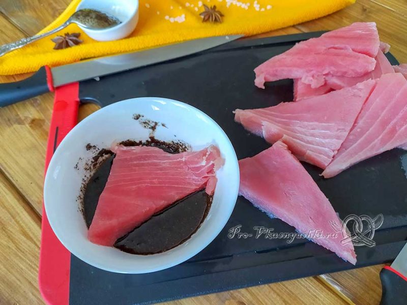 Стейк из тунца на сковороде гриль - обмакиваем стейки