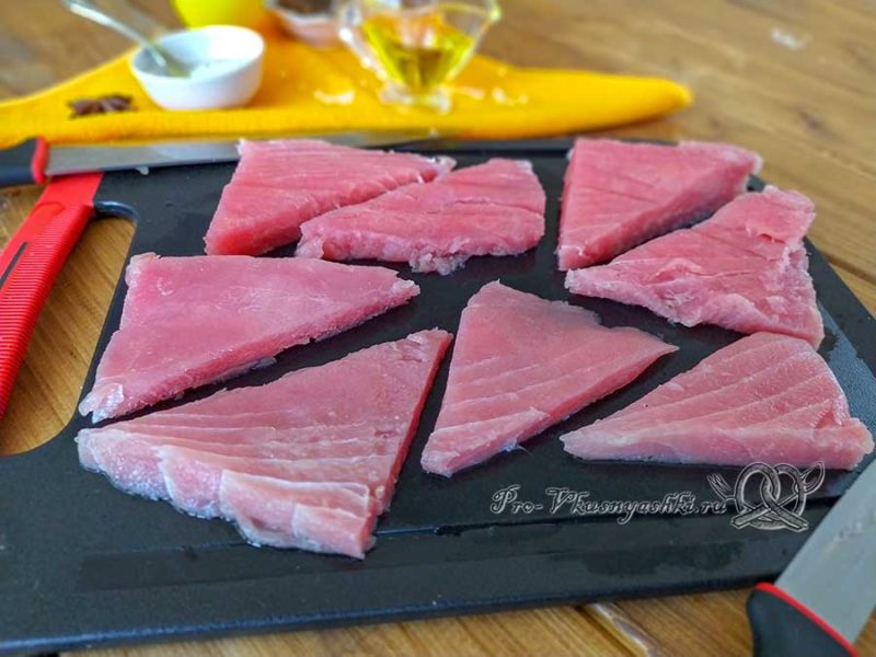 Стейк из тунца на сковороде гриль - нарезаем треугольники