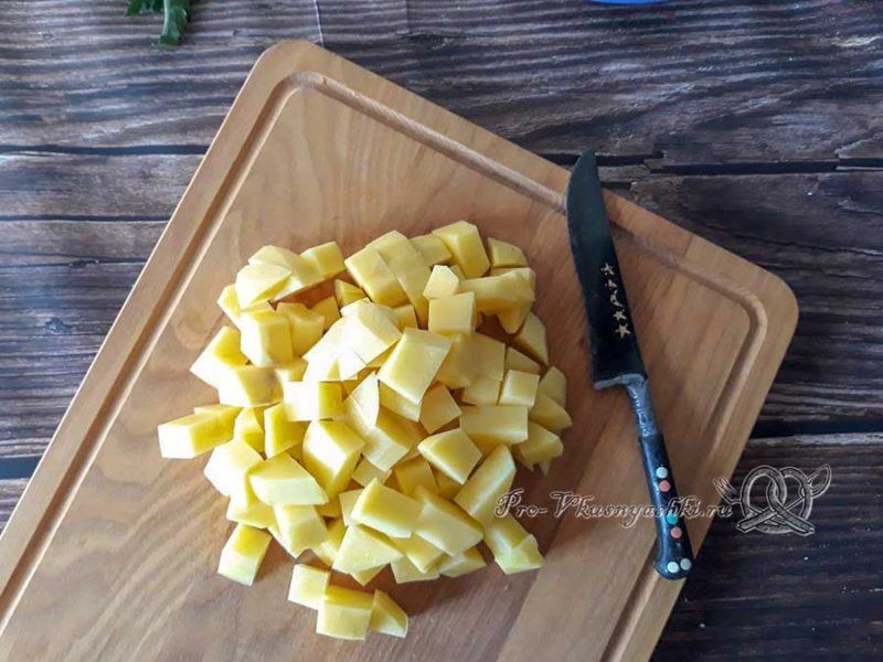 Сырный суп-пюре с шампиньонами - нарезаем картофель