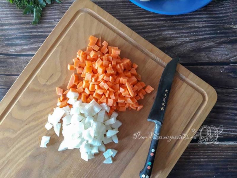 Сырный суп-пюре с шампиньонами - нарезаем лук и морковь
