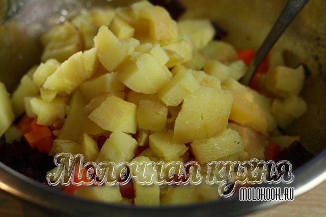 Картофель нарезан и пересыпан в салатник