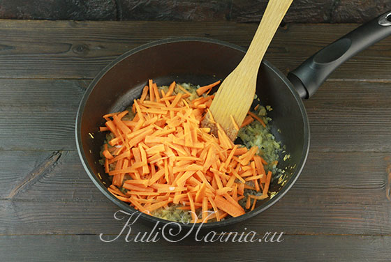 Загружаем порезанную морковь к луку