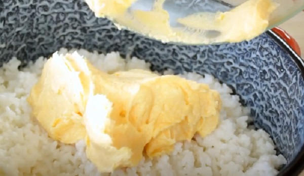 Добавление желточной смеси в рис
