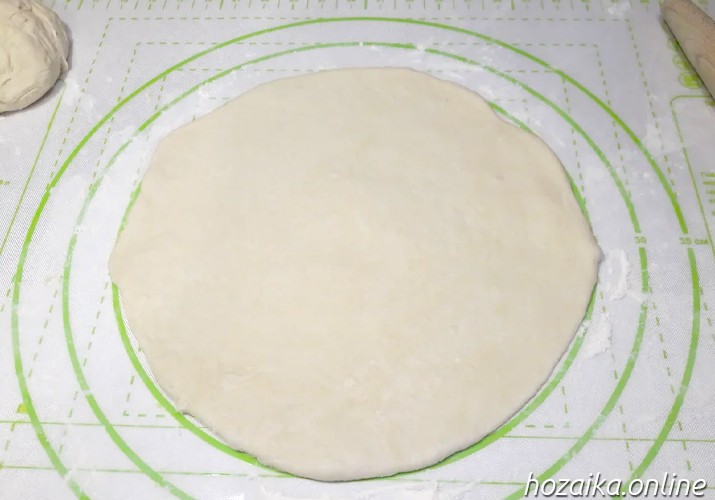 раскатанное тесто для пиццы Маргарита