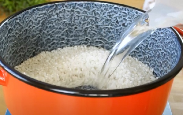 Добавление воды в рис