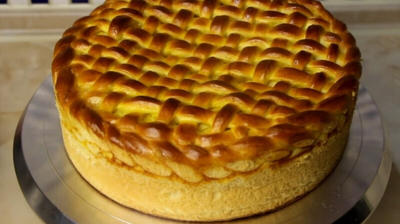 Воздушный пирог с яблоками из дрожжевого теста в духовке (пошаговый рецепт)