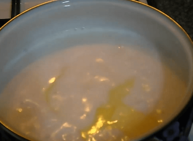 Добавляем в суп сливочное масло