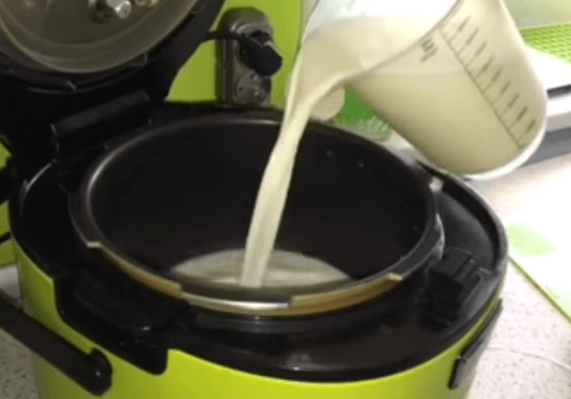 В чашу наливаем молоко с водой