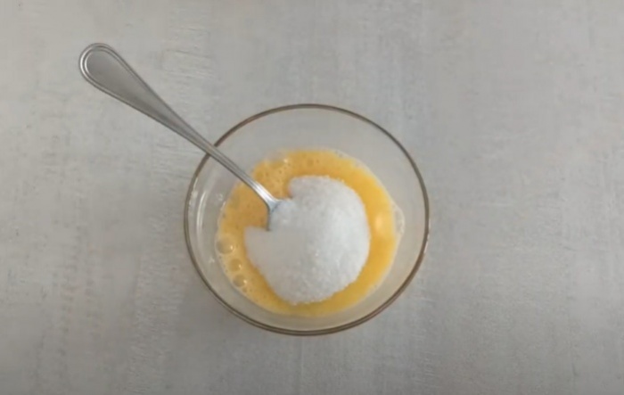 Взбитое яйцо с сахаром и солью в чаше 
