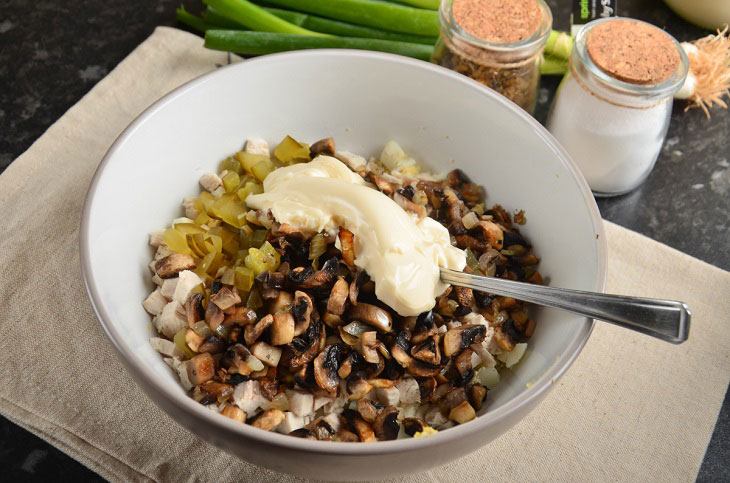 Салат "Рафаэлло" с мясом и грибами – кулинарные рецепты