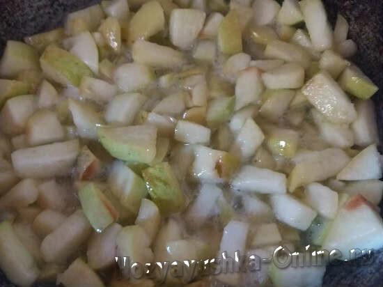 Шарлотка с яблоками на сковороде - пошаговый рецепт с фото