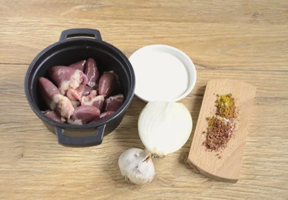 Куриные сердечки в сметанном соусе - пошаговые рецепты с фото